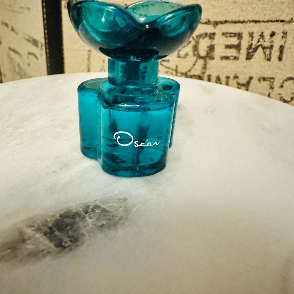 Brand new Oscar de la Renta Blue Perfume Bottle
(ESPRIT D’OSCAR)
